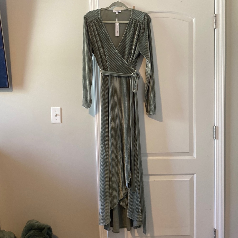 Selling this dress for 60$. Size is XL and is new, color is green